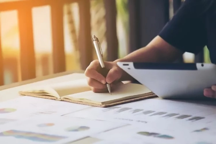 چگونه گزارش کار روزانه بنویسیم؟ آموزش کامل و کاربردی