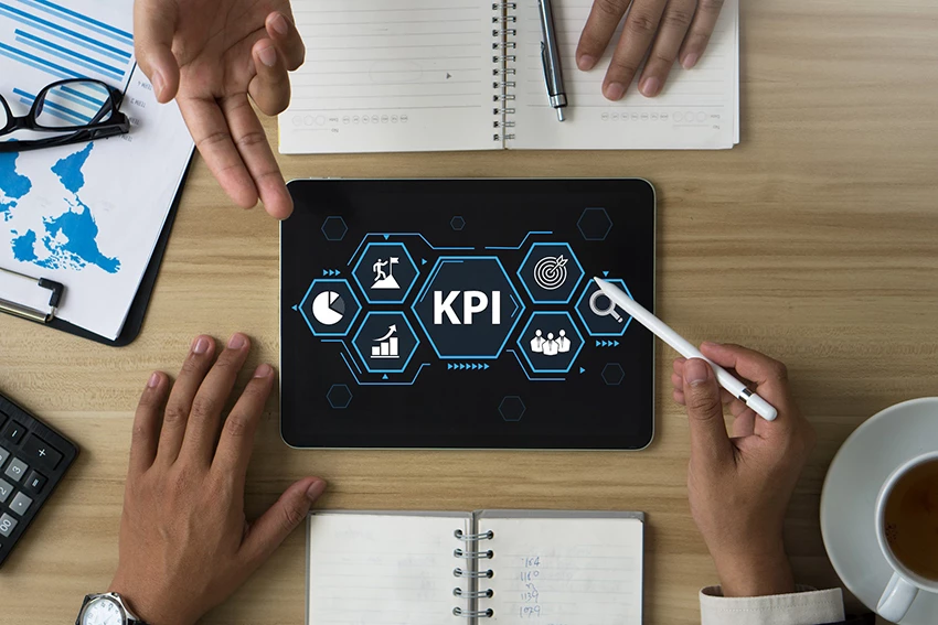 KPI چیست و چگونه با گزارش کار روزانه به ارزیابی عملکرد کمک می کند